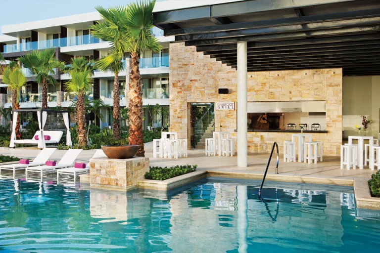 Breathless Riviera Cancún mantenimiento piscina